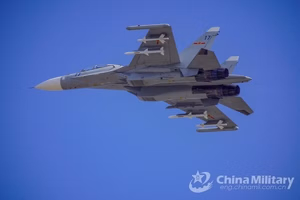 Trung Quốc là khách hàng đầu tiên của loại máy bay này và đã ký hợp đồng mua 20 chiếc, đưa phi đội Su-30 của nước này lên 97 chiếc với những chiếc đầu tiên được giao vào năm 2004. Tất cả những chiếc Su-30MK2 được Trung Quốc biên chế cho lực lượng hải quân.