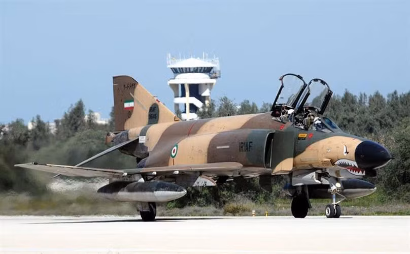 Thậm chí theo thông tin được Aviationist đăng tải hồi tháng 10/2013, các chiến đấu cơ F-4 của Iran còn có khả năng triển khai tên lửa hành trình Qader do nước này tự sản xuất. Nguồn ảnh: Sina.