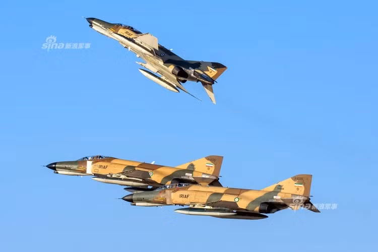 Loại chiến đấu cơ có tuổi đời cao nhất mà Mỹ chuyển giao cho Iran là F-4 Phantom II - đây là loại tiêm kích từng thất bại nặng nề ở Việt Nam. Tới thời điểm hiện tại Iran vẫn còn khoảng 64 chiếc F-4 đang hoạt động. Nguồn ảnh: Sina.