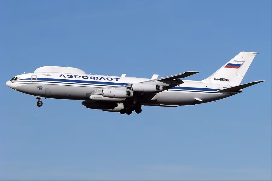 Thiết kế này được cho là sẽ phát huy tác dụng bảo vệ máy bay trong trường hợp xảy ra vụ nổ hạt nhân. Máy bay có duy nhất một cửa nên chỉ có thể sử dụng một vị trí để gắn cầu thang lên xuống di động.