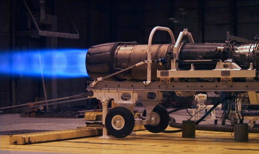 Samsung cũng từng sản xuất các dòng động cơ tuabin phản lực F404, F110 cho tiêm kích F-15/16 và động cơ tuabin khí LM2500 trên tàu chiến. Ngoài ra, Samsung cũng tham gia sản xuất động cơ tuabin khí loại nhỏ cho vũ khí chính xác cao, bộ phận động cơ đạn rocket. Nguồn ảnh: Wikipedia