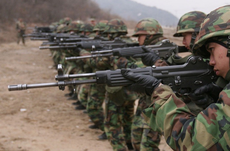 Một cái tên khác cũng cực kỳ nổi danh trên thế giới, đó là Daewoo. Daewoo là tập đoàn thâu tóm gần như 100% các hợp đồng cung cấp vũ khí bộ binh cho Quân đội Hàn Quốc. Sau này, mảng quân sự quốc phòng của Daewoo đã được đổi tên thành S&amp;T Motiv