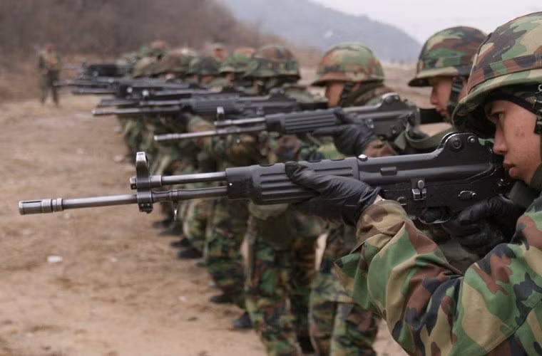 Một cái tên khác cũng cực kỳ nổi danh trên thế giới, đó là Daewoo. Daewoo là tập đoàn thâu tóm gần như 100% các hợp đồng cung cấp vũ khí bộ binh cho Quân đội Hàn Quốc. Sau này, mảng quân sự quốc phòng của Daewoo đã được đổi tên thành S&amp;T Motiv