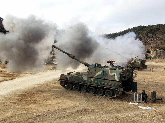 K9 Thunder được trang bị khẩu pháo 155mm L52 cho tầm bắn với đạn HE lên tới 30km, 40km với đạn trợ lực tăng tầm. Tốc độ bắn của nó đạt đến 6 phát/phút, có thể bắn nhanh 3 viên chỉ trong 15 giây cùng vào một mục tiêu với độ chính xác kinh ngạc. Khẩu pháo cũng có khả năng cơ động cao cực kỳ với tốc độ tối đa 66km/h. Nguồn ảnh: ModDB