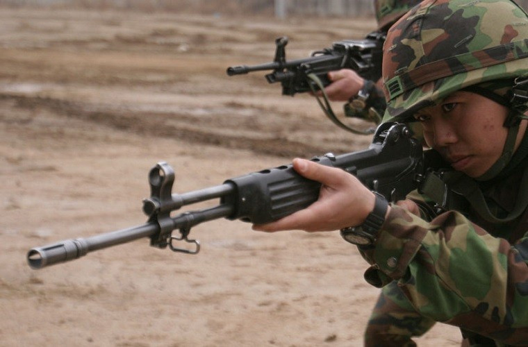 Cái tên cần được nhắc đến đầu tiên chính là dòng súng trường tấn công K1 và K2 vũ khí tiêu chuẩn của Quân đội Hàn Quốc hiện đại, cả hai mẫu súng này đều do Daewoo phát triển trong đầu những năm 1980 theo tiêu chuẩn của NATO và sử dụng cỡ đạn 5.56×45mm. Nguồn ảnh: Military Factory.