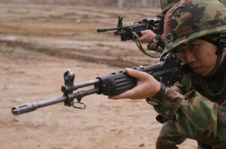 Cái tên cần được nhắc đến đầu tiên chính là dòng súng trường tấn công K1 và K2 vũ khí tiêu chuẩn của Quân đội Hàn Quốc hiện đại, cả hai mẫu súng này đều do Daewoo phát triển trong đầu những năm 1980 theo tiêu chuẩn của NATO và sử dụng cỡ đạn 5.56×45mm. Nguồn ảnh: Military Factory.