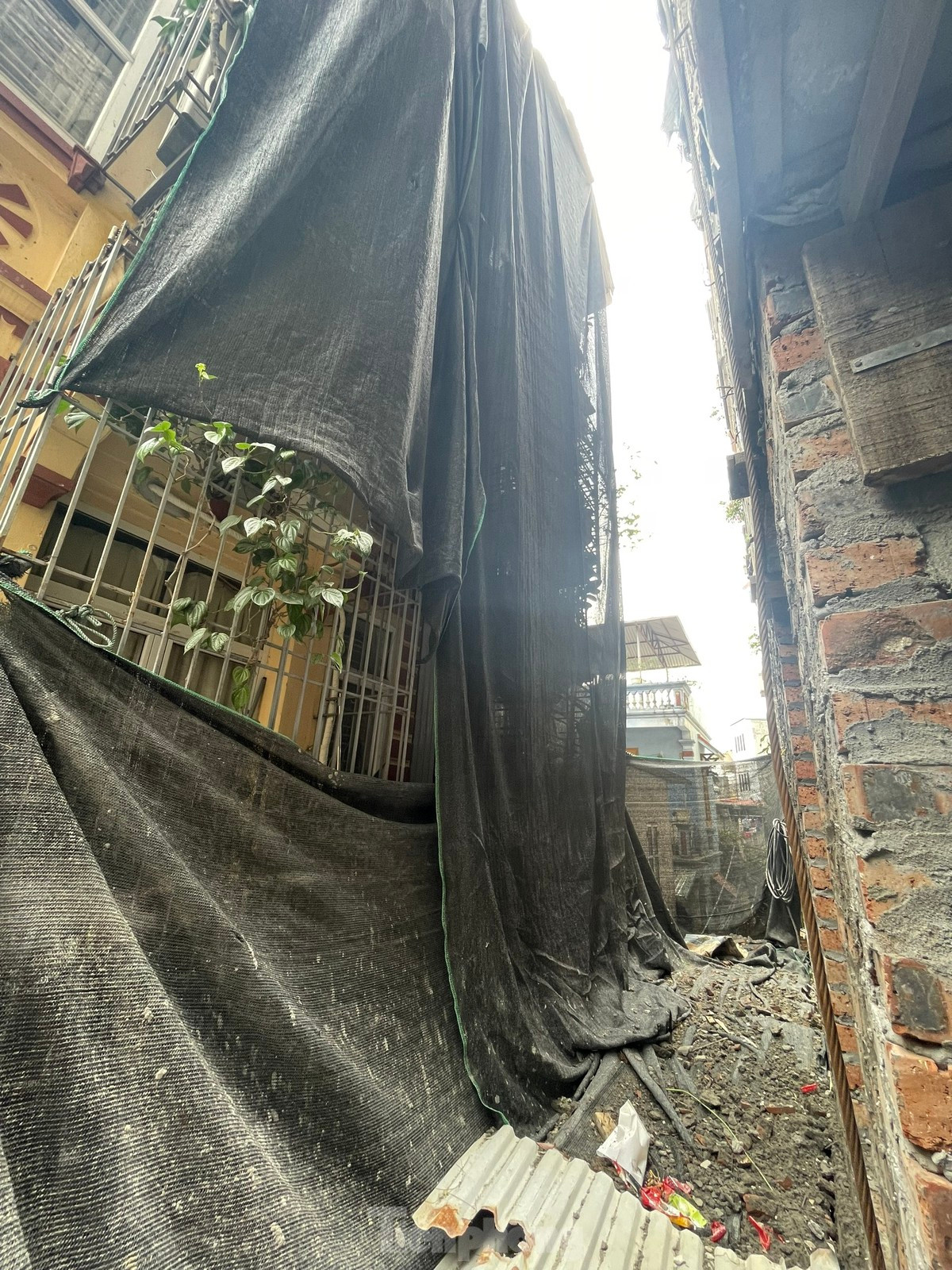 Thấy có người đến hỏi thuê nhà, hàng xóm bên cạnh cho biết tòa nhà này sẽ hoàn thành vào dịp giáp Tết Nguyên đán, mỗi tầng có khoảng 3 phòng với quy mô cho khoảng 100 người sinh sống nên muốn thuê thì tầm thời gian ấy hẵng quay lại.