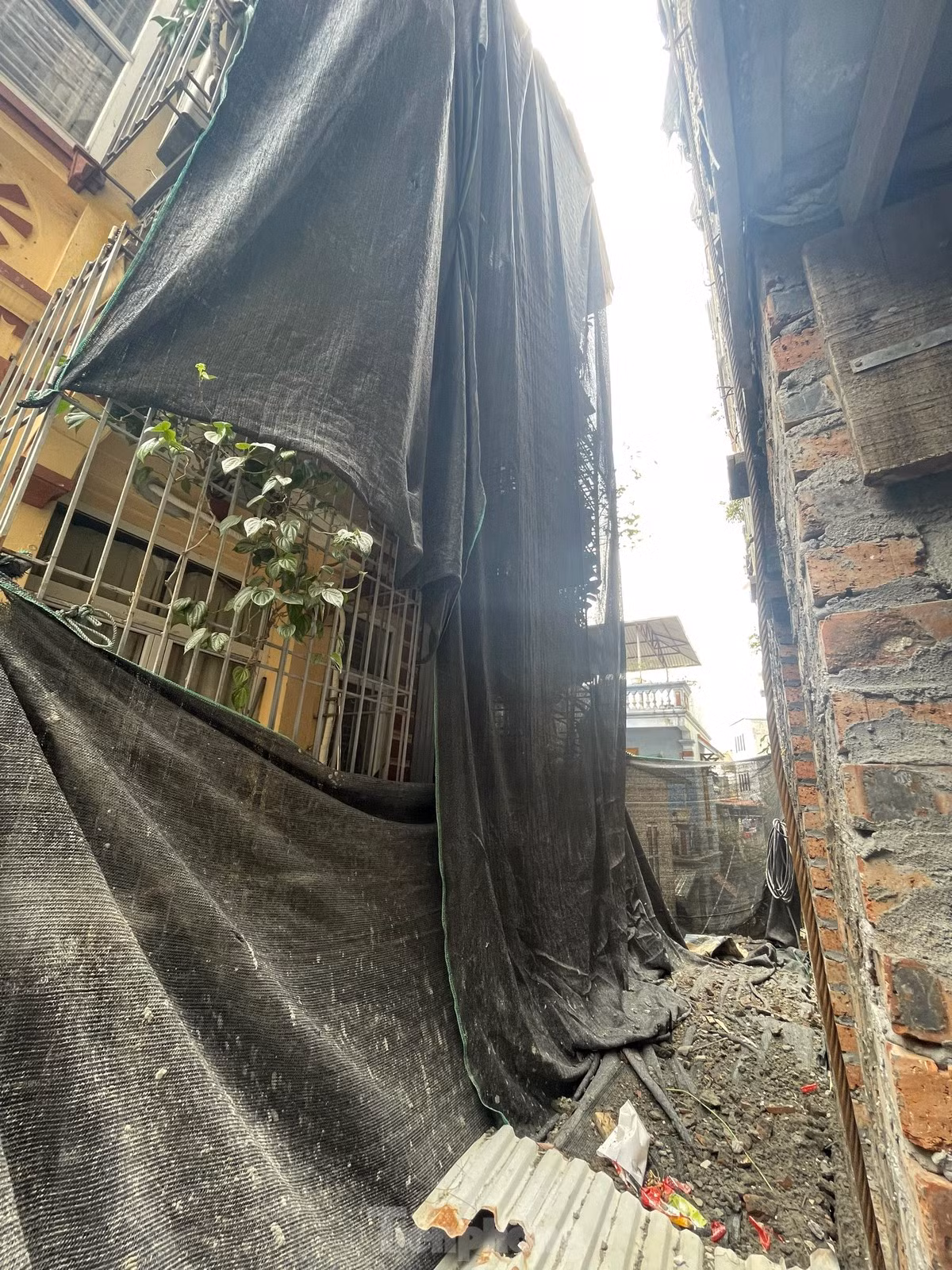 Thấy có người đến hỏi thuê nhà, hàng xóm bên cạnh cho biết tòa nhà này sẽ hoàn thành vào dịp giáp Tết Nguyên đán, mỗi tầng có khoảng 3 phòng với quy mô cho khoảng 100 người sinh sống nên muốn thuê thì tầm thời gian ấy hẵng quay lại.