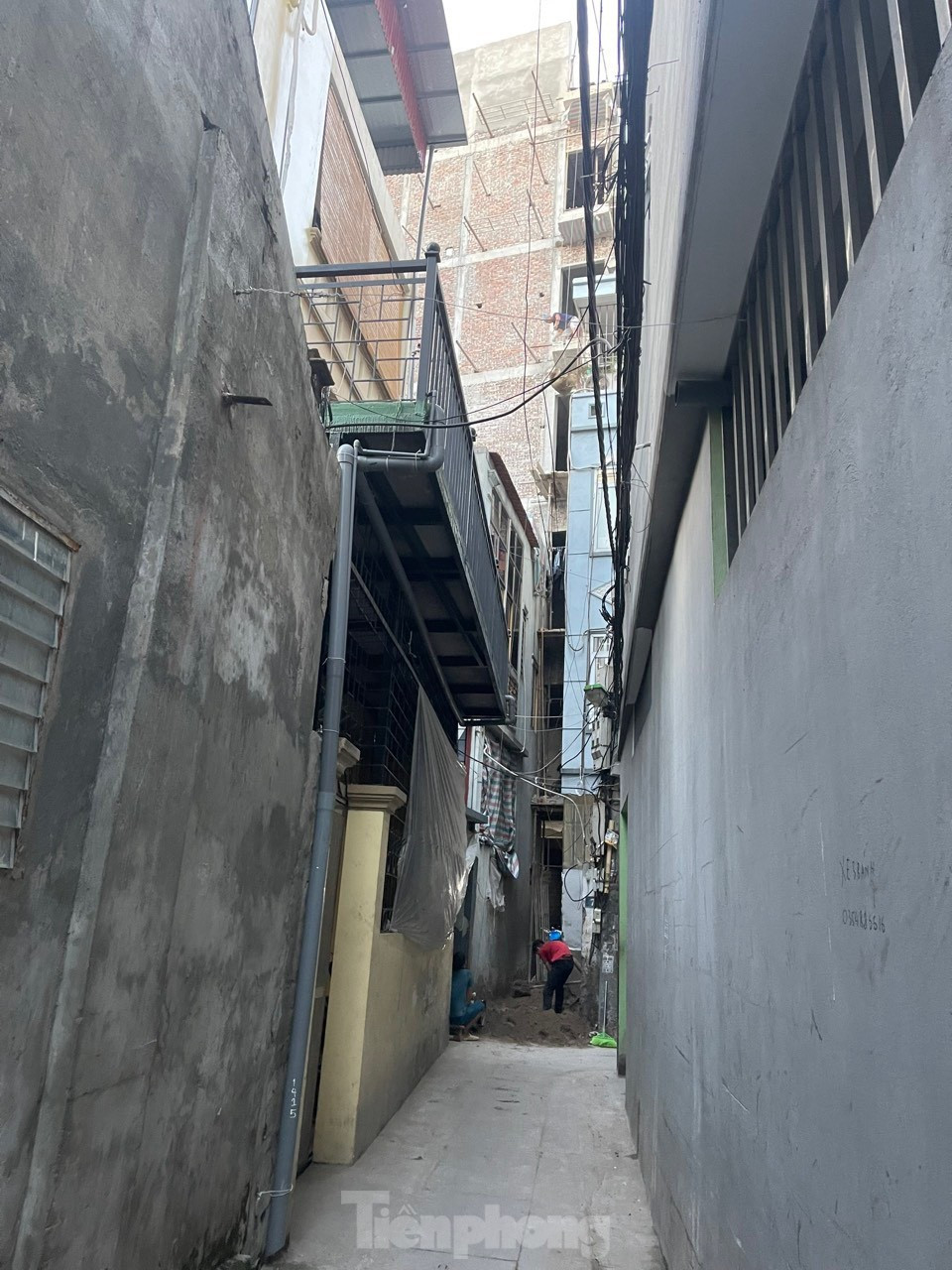 Nói về biện pháp xử lý các công trình xây vượt tầng, ông Lăng cho biết, nếu công trình chưa đổ mái thì xã sẽ cưỡng chế không cho đổ. Đối với công trình đã đổ mái thì chính quyền địa phương sẽ có công văn gửi các bên, yêu cầu cắt điện, cắt nước để không thể hoạt động.