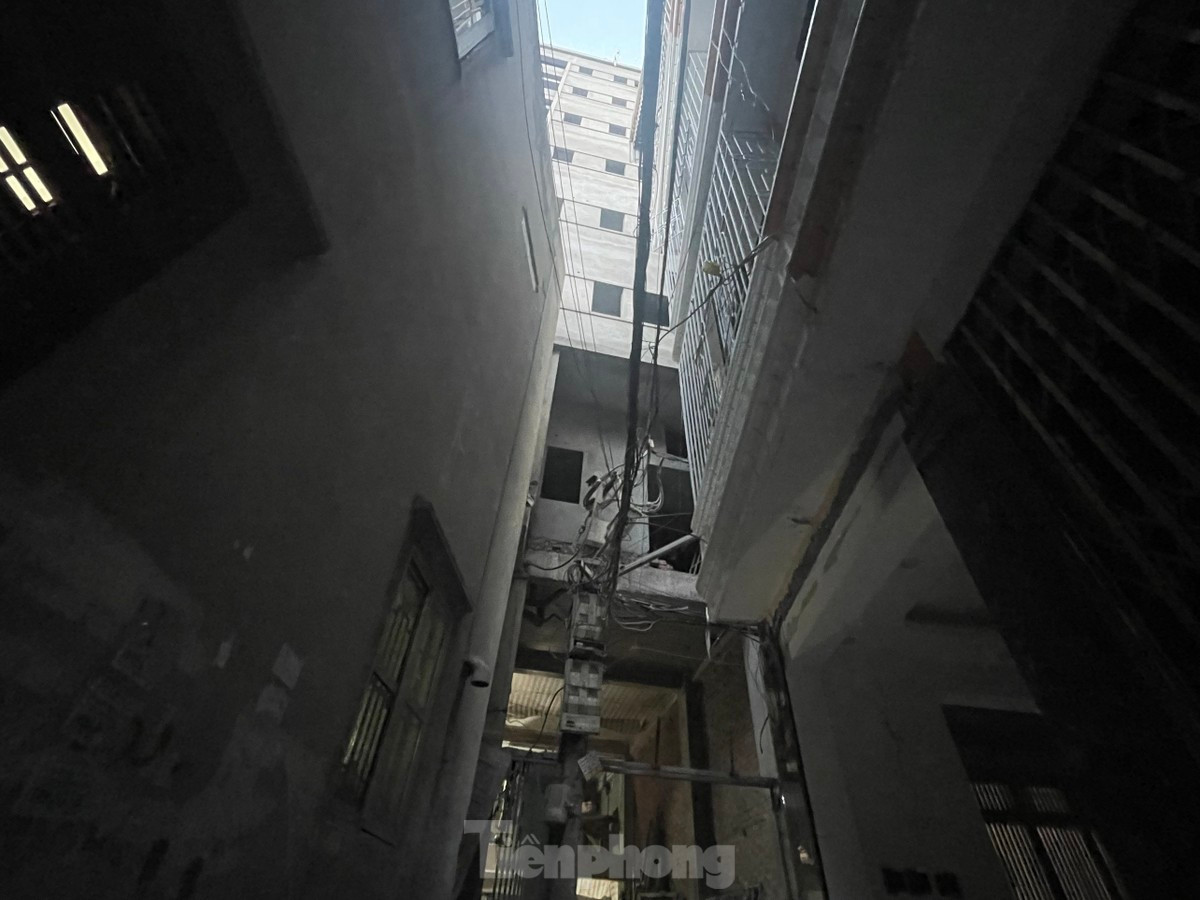 Cũng trong ngõ 74 đường Tân Triều, cách công trình vừa nêu 50m, một tòa nhà 8 tầng khác cũng đang cấp tập xây dựng. Một số người dân xung quanh và công nhân tiết lộ, chủ nhà có ý định xây dựng các phòng trọ để cho thuê.