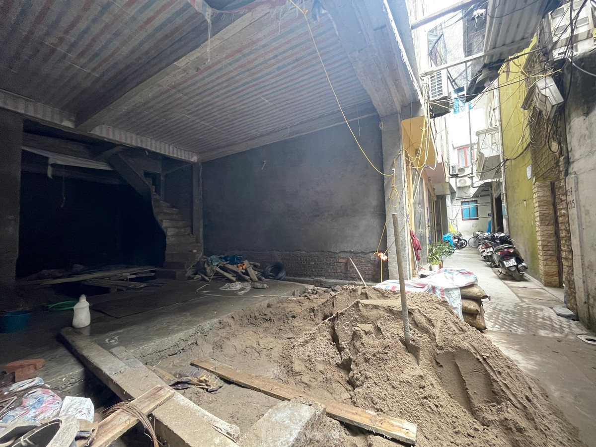 Cũng trên địa bàn xã Tân Triều, một tòa nhà cao tầng ở ngách 118/1A Tân Triều nhận nhiều phản ánh của người dân. Bởi lẽ, con ngách chỉ rộng hơn 1m mà ngày đêm bị chật cứng vì công nhân vận chuyển vật liệu ra vào.