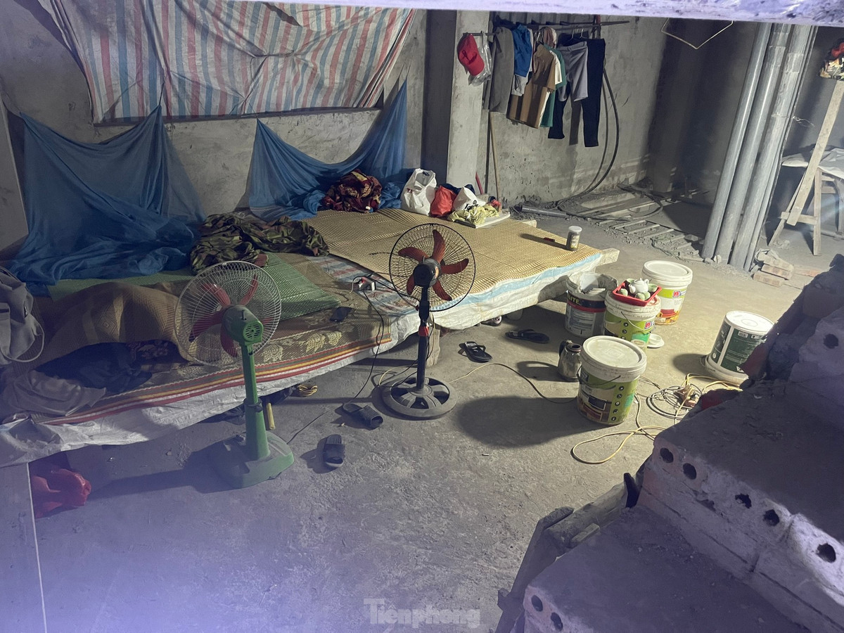 Tòa nhà đã trát vữa mặt ngoài nhưng bên trong còn đang ngổn ngang. Xi măng, cát, sỏi, vôi, vữa… chất đống khắp nơi.