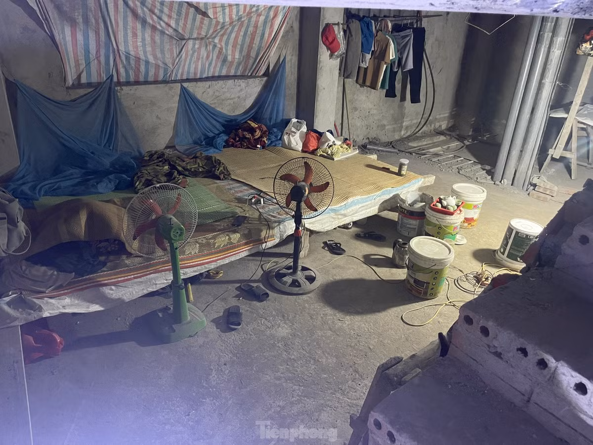 Tòa nhà đã trát vữa mặt ngoài nhưng bên trong còn đang ngổn ngang. Xi măng, cát, sỏi, vôi, vữa… chất đống khắp nơi.