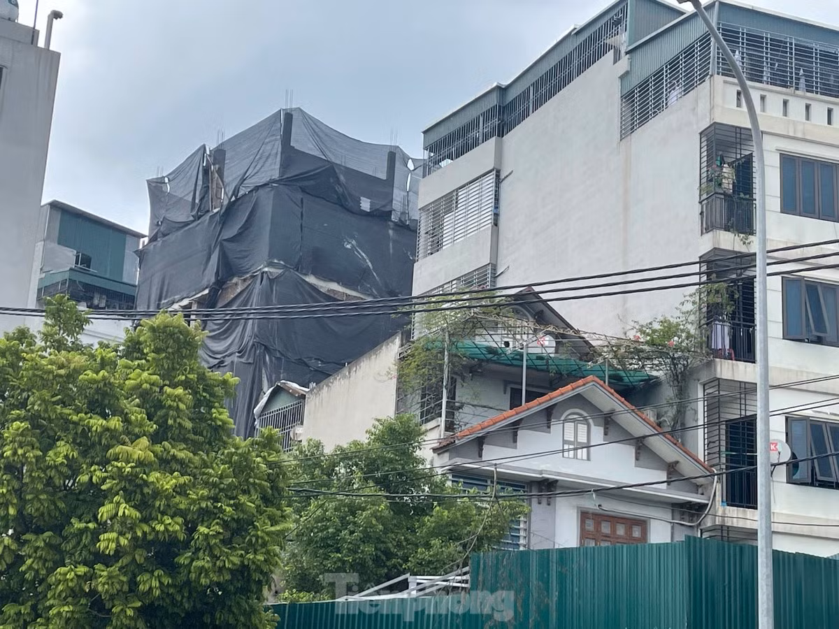 Khảo sát tại khu vực phố Tân Triều (xã Tân Triều, huyện Thanh Trì) – nơi được nhiều người mệnh danh là “Thiên đường chung cư mini”, tình trạng xây dựng các tòa nhà vượt tầng sai quy định diễn ra rầm rộ, không khác gì một đại công trường.