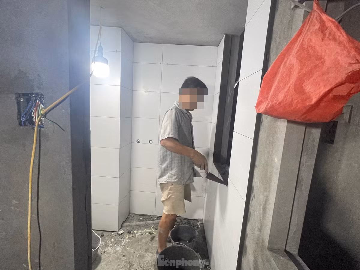 Thời điểm khảo sát lúc 20h, công nhân vẫn đang miệt mài xây dựng và chỉ cắt cử phụ nữ nấu cơm để ăn xong rồi làm tiếp.