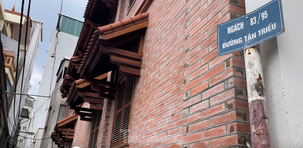Tại ngách 83/95 đường Tân Triều, 2 tòa nhà của cùng một chủ đầu tư cũng đã xây dựng đến tầng thứ 7.