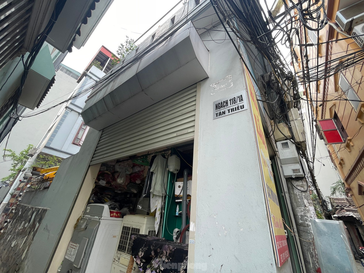 Theo ông Lăng, các công trình xây vượt tầng xã đều đã có hồ sơ và biên bản xử lý vi phạm. Nếu theo quy định của pháp luật về xây sai phép thì sẽ phải cắt đi những tầng vượt phép. Tuy nhiên, việc này rất khó khăn, nhất là đối với người dân. Bởi lẽ, câu chuyện xây vượt tầng là thực trạng chung của TP chứ không riêng gì địa bàn xã Tân Triều.