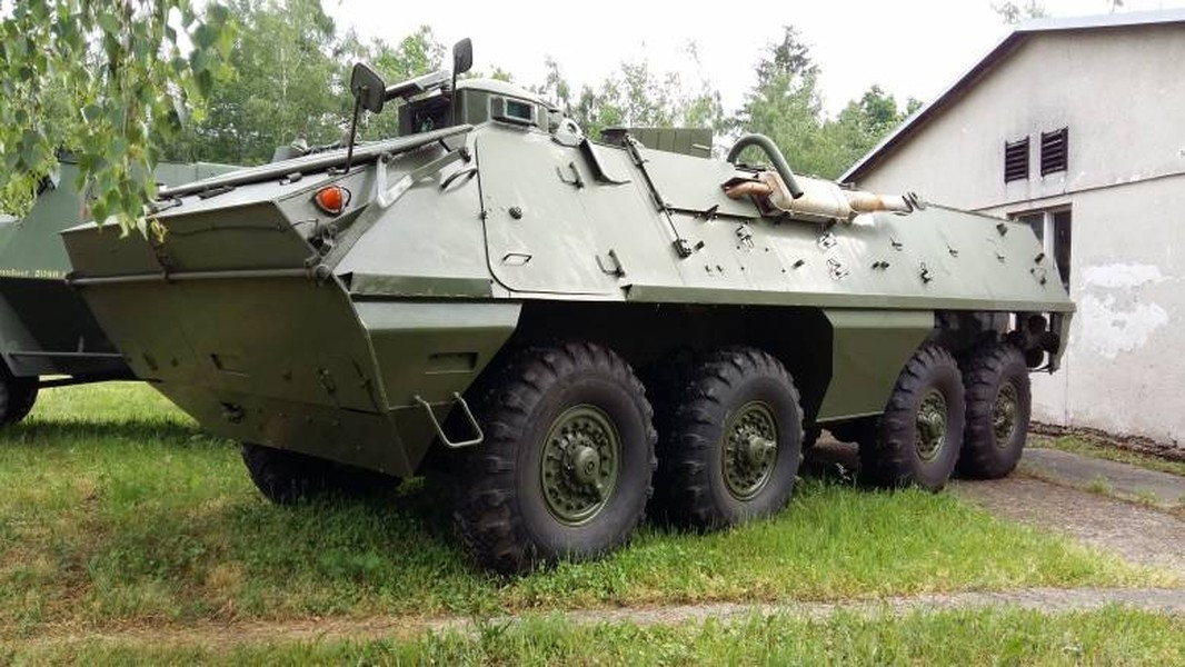 Động cơ diesel tăng áp Tatra 928-14 công suất 180 mã lực cho tốc độ trên đường tốt lên tới 94 km/h; tầm hoạt động 710 km/h; vận tốc bơi của OT-64 SKOT đạt 9 km/h nhờ 2 chân vịt lắp ở đuôi xe.