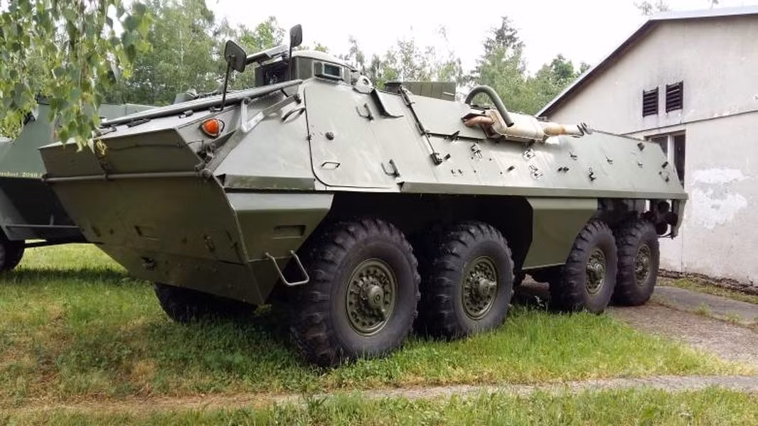 Động cơ diesel tăng áp Tatra 928-14 công suất 180 mã lực cho tốc độ trên đường tốt lên tới 94 km/h; tầm hoạt động 710 km/h; vận tốc bơi của OT-64 SKOT đạt 9 km/h nhờ 2 chân vịt lắp ở đuôi xe.