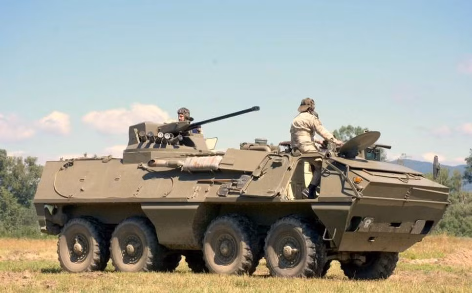 Vỏ thép hàn dày 6 - 13 mm của nó chống được đạn xuyên giáp cỡ 7,62 mm và mảnh pháo, xe có hệ thống điều hòa áp suất lốp trung tâm cũng như phòng chống vũ khí hủy diệt hàng loạt (NBC).