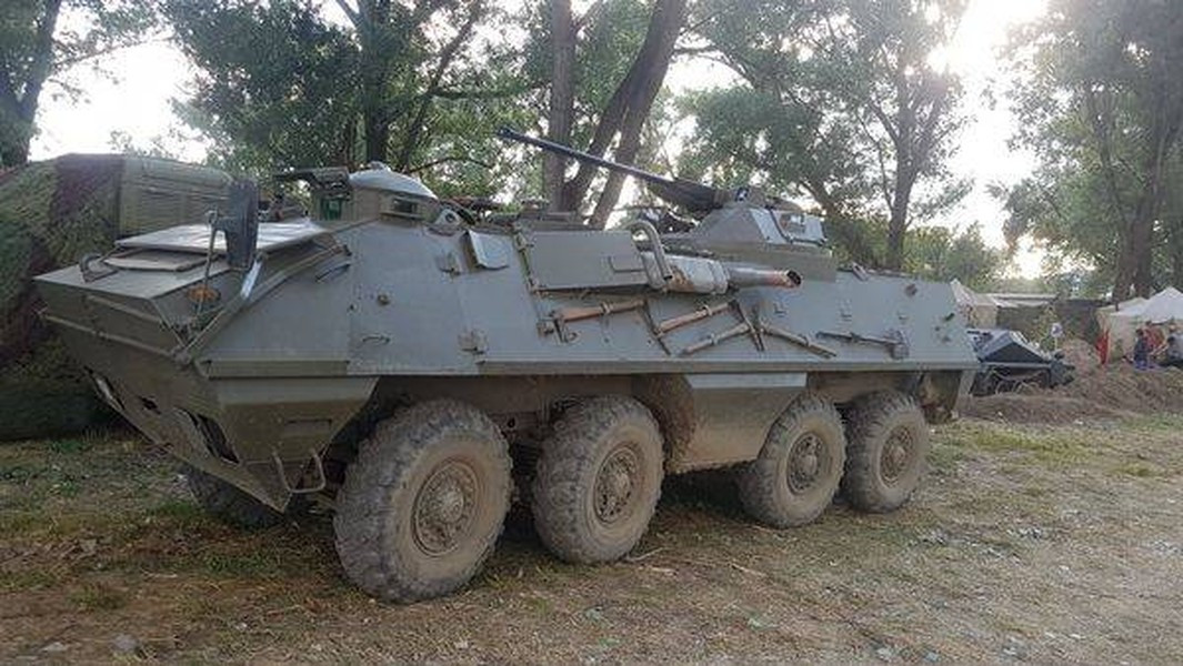 Điều này giúp binh sĩ có thể ra vào bằng cửa đuôi để được bảo vệ tốt hơn, khắc phục triệt để điểm yếu cố hữu của dòng BTR. Bên cạnh đó, kíp lái ra vào xe thông qua 2 cửa riêng biệt phía trước.