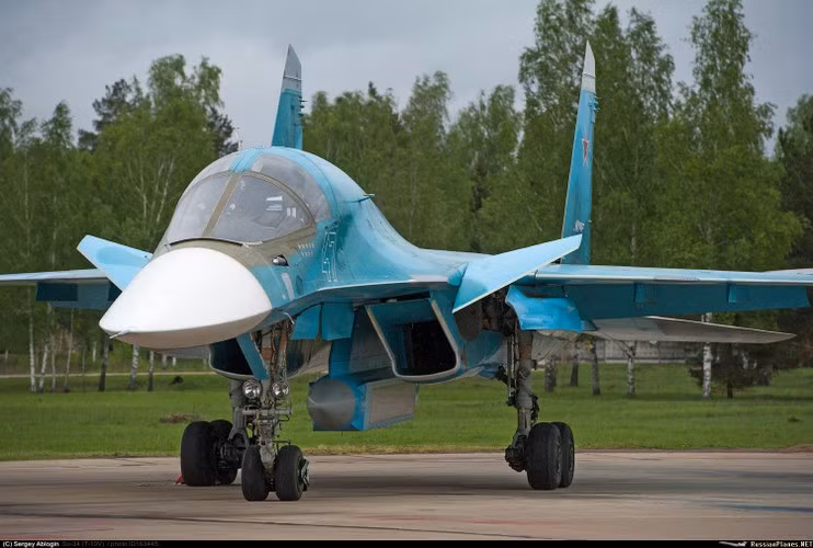 Máy bay Su-34 có thể mang theo 3 thùng nhiên liệu ở trên giá treo bên ngoài với tổng khối lượng đạt 18.000kg. Con số này tương đương 6 thùng nhiên liệu bên trong máy bay tiêm kích F-16 của Mỹ.