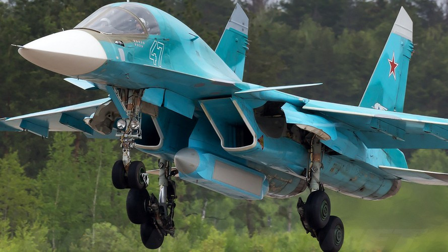 Năm 1992, với tên gọi là Su-32, phiên bản nâng cấp từ chiến đấu cơ Su-27 đã tham gia triển lãm hàng không tại Pháp.