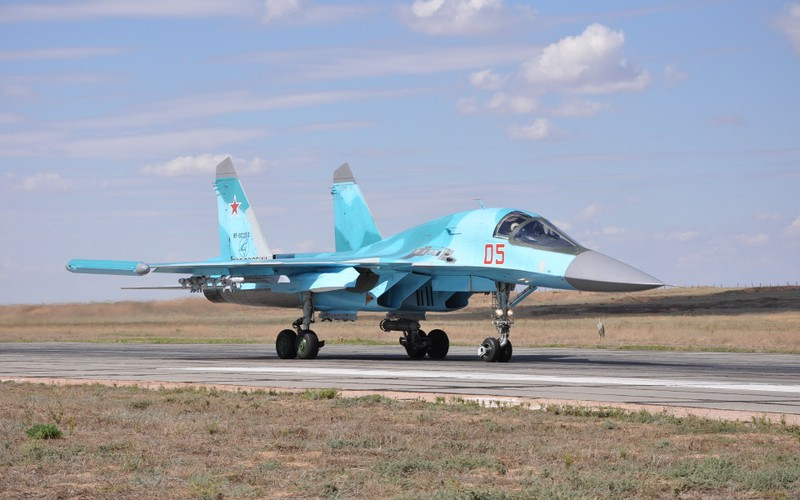 Su-34 là máy bay tiêm kích ném bom, siêu thanh, đa năng. Chức năng chính của dòng máy bay này là: Tiêu diệt mục tiêu trong chiều sâu chiến thuật và chiến dịch của đối phương trong điều kiện hệ thống phòng không và thiết bị tác chiến điện tử hoạt động mạnh.