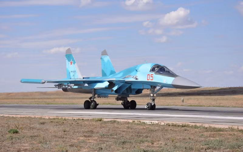 Su-34 là máy bay tiêm kích ném bom, siêu thanh, đa năng. Chức năng chính của dòng máy bay này là: Tiêu diệt mục tiêu trong chiều sâu chiến thuật và chiến dịch của đối phương trong điều kiện hệ thống phòng không và thiết bị tác chiến điện tử hoạt động mạnh.