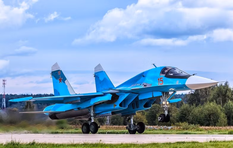 Nền kinh tế Nga vào những năm 1990 gặp nhiều khó khăn, cho nên kế hoạch sản xuất hàng loạt Su-34 phải dừng lại. Phải đến 2006, nhà máy sản xuất máy bay Novosibirsk mang tên Chkalov mới cho xuất xưởng hai chiếc Su-34.