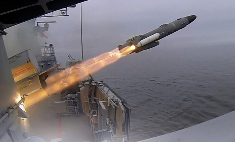 Mặc dù tàu sân bay tuy có khả năng công kích vô song, nhưng năng lực phòng thủ của bản thân lại tương đối yếu, đặc biệt là sau khi tên lửa chống hạm xuất hiện, thì tàu sân bay đã biến thành mục tiêu “to xác và chậm chạp”. Ảnh: AB.