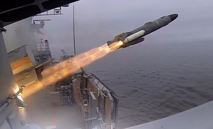 Mặc dù tàu sân bay tuy có khả năng công kích vô song, nhưng năng lực phòng thủ của bản thân lại tương đối yếu, đặc biệt là sau khi tên lửa chống hạm xuất hiện, thì tàu sân bay đã biến thành mục tiêu “to xác và chậm chạp”. Ảnh: AB.