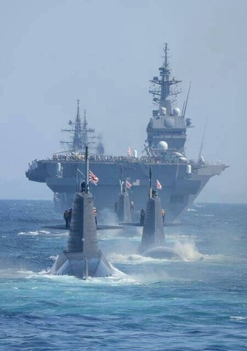 Tàu ngầm trong đội hình tàu sân bay thường đóng vai trò "trinh sát", ở vị trí cách xa lực lượng chủ lực của cả đội hình; dựa vào khả năng tàng hình của bản thân, để phát hiện tình hình địch, thậm chí phát động công kích. Ảnh: USN.