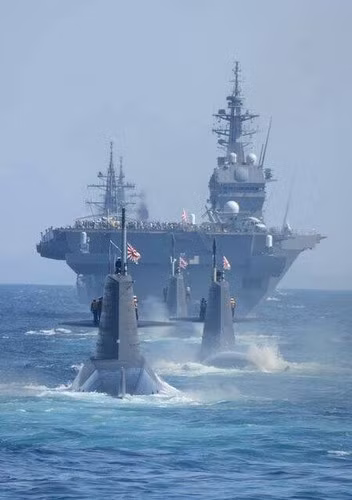 Tàu ngầm trong đội hình tàu sân bay thường đóng vai trò "trinh sát", ở vị trí cách xa lực lượng chủ lực của cả đội hình; dựa vào khả năng tàng hình của bản thân, để phát hiện tình hình địch, thậm chí phát động công kích. Ảnh: USN.