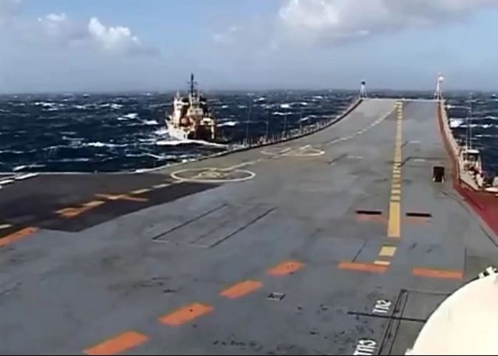 Còn một đơn vị tàu nổi nữa trong đội hình tàu sân bay không thể thiếu. Đó chính là tàu bảo đảm hậu cần, kỹ thuật; nhưng tùy theo nhu cầu của đội hình tàu sân bay, thường là từ 1-2 tàu. Thậm chí biên đội tàu sân bay Kuznetsov của Hải quân Nga, còn có cả tàu lai dắt. Ảnh: Naval Times.