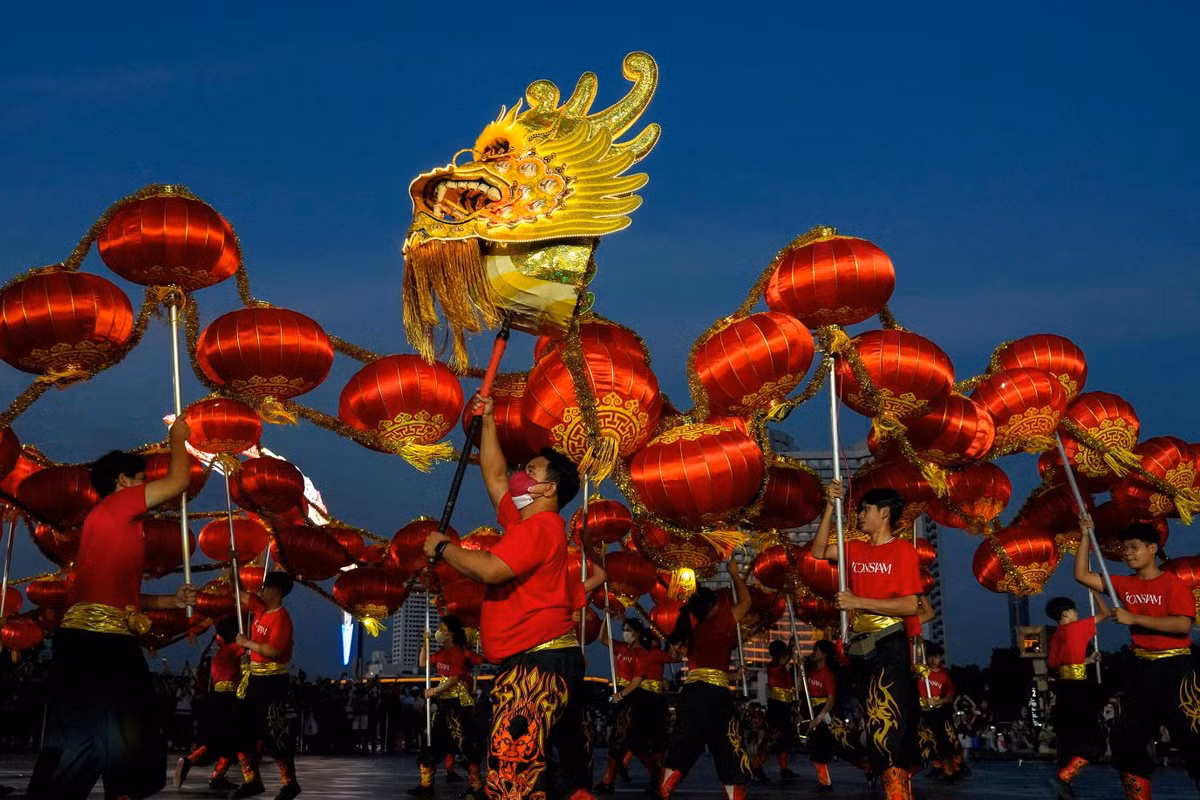 Một đoàn nghệ sĩ đang tổng duyệt múa Lân tại Bangkok, Thái Lan.