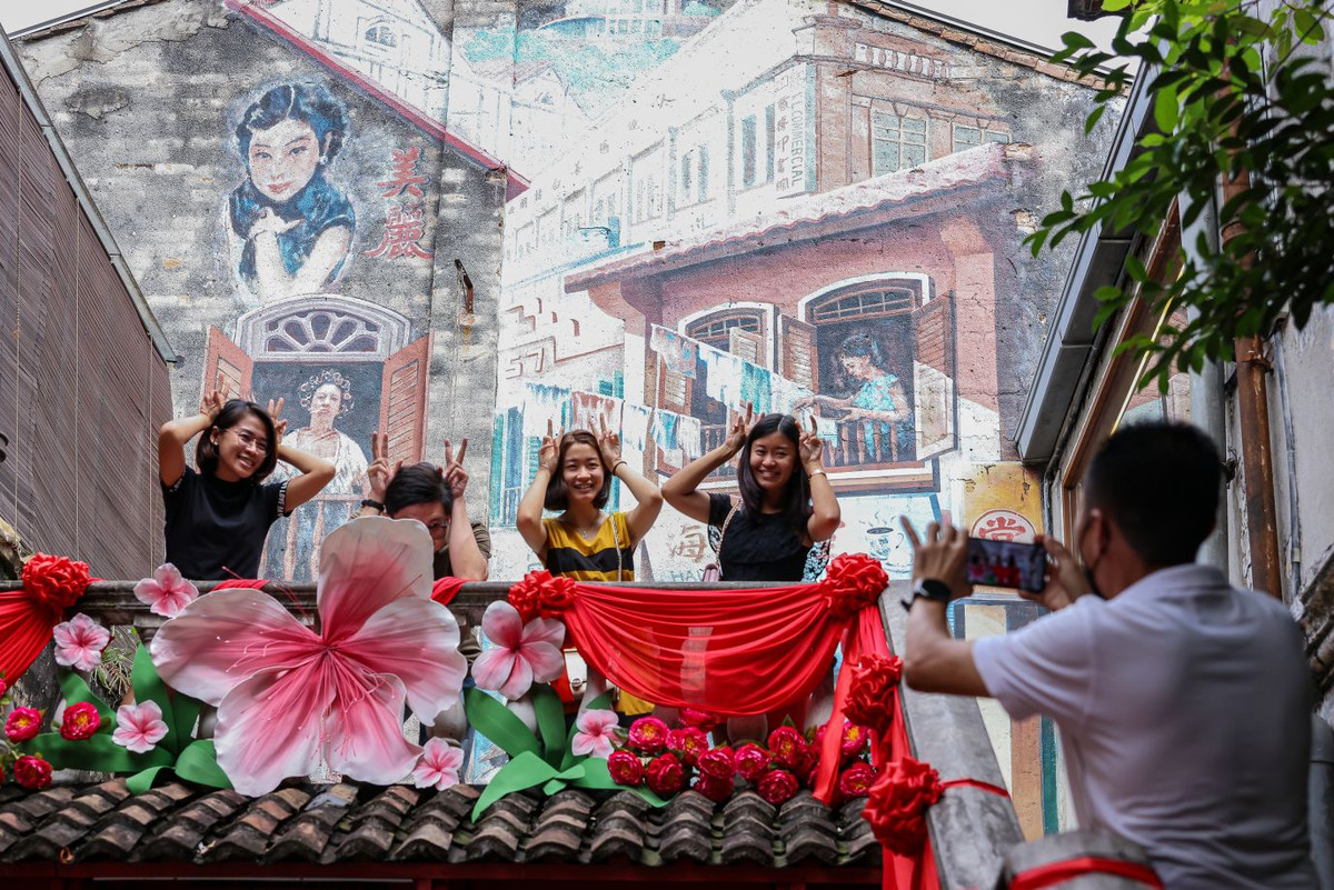 Tại Malaysia, Tết Nguyên đán cũng xuất hiện với ngập tràn sắc đỏ.