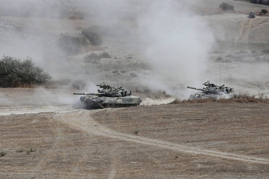 Cần lưu ý rằng từ năm ngoái, Mỹ đã vận động Síp giao lại các xe tăng T-80U và có thể cả xe chiến đấu bộ binh BMP-3 cho mình để mang đi viện trợ, nhưng nỗ lực chưa thành.