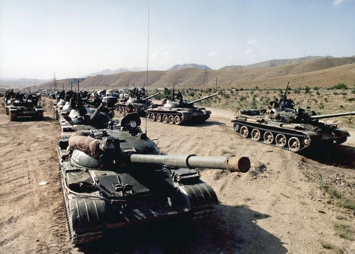 Những chiếc xe tăng T-62 của Liên Xô đang tiến vào lãnh thổ Afghanistan, ảnh được chụp vào mùa hè năm 1980.