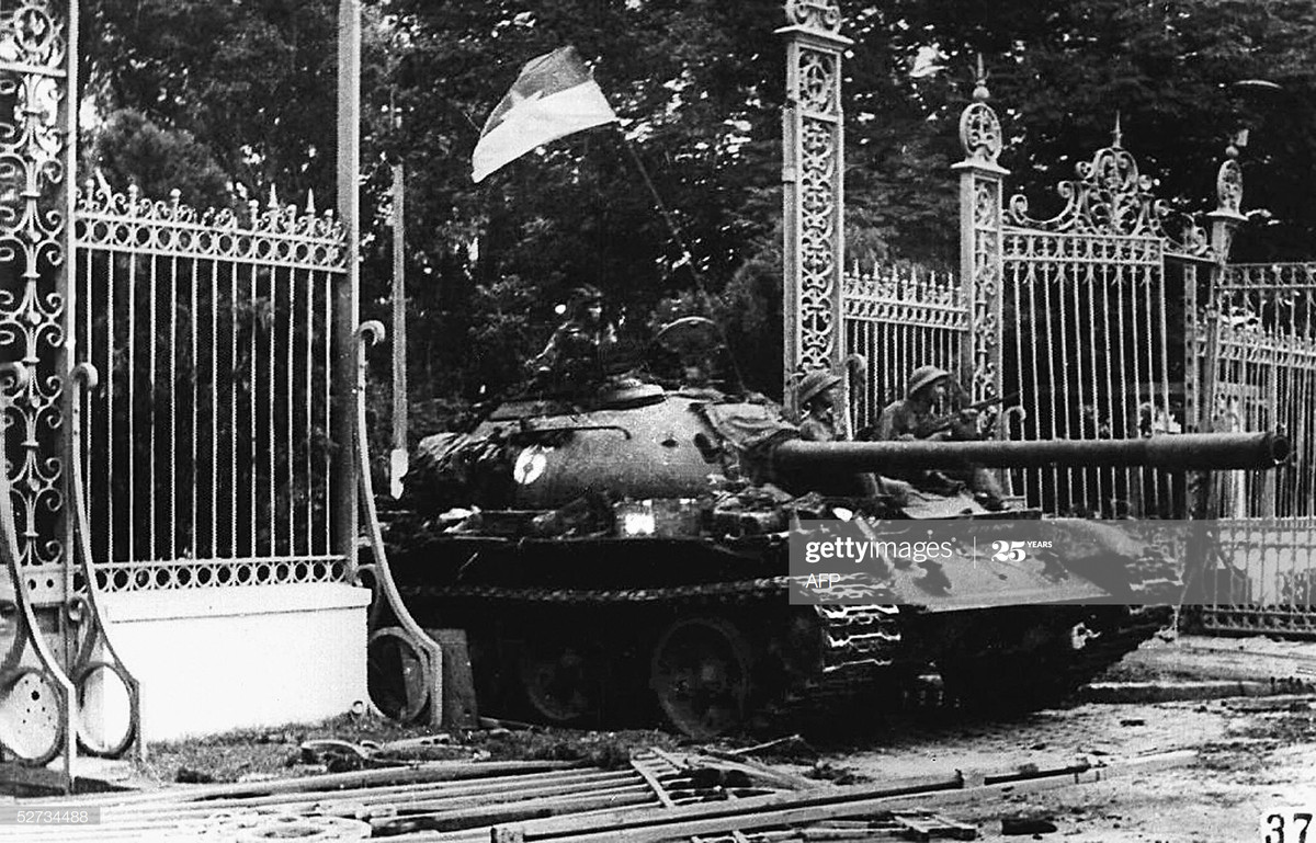 Trưa ngày 30/4/1975, chiếc xe tăng đầu tiên của quân giải phóng tiến vào Dinh Độc Lập. Chỉ ít giờ sau, sân Dinh Độc Lập đã chật kín xe tăng của ta. Ảnh: AFP.