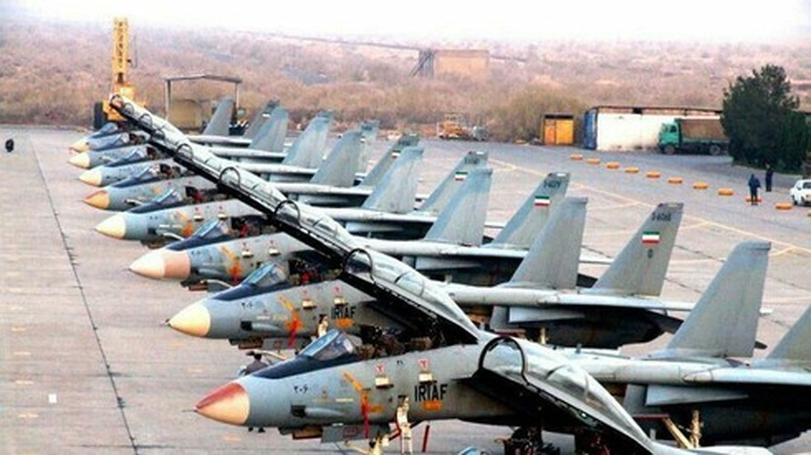 Khi chiến đấu cơ thế hệ 4 ra đời, Vua Iran (Shah) đã chọn mua 80 tiêm kích F-14 Tomcat thay vì mua tiêm kích F-15 Eagle. Hợp đồng mua máy bay F-14 của Iran được đánh giá là hợp đồng mua vũ khí lớn nhất thế giới khi đó. Ảnh: Máy bay chiến đấu F-14 của Iran - Nguồn: Wikipedia.