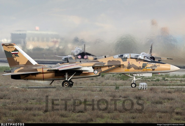 Khi Mỹ cho loại biên số F-14, thì CEO của tập đoàn Northrop Grumman (nhà sản xuất F-14) cũng bắt đầu nói về ý tưởng bán linh kiện loại máy bay này; lúc này Iran mừng thầm vì có thể mua được phụ tùng của loại máy bay này, ít nhất là trên thị trường chợ đen hoặc thông qua một nước thứ 3. Ảnh: Máy bay chiến đấu F-14 của Iran - Nguồn: Wikipedia.