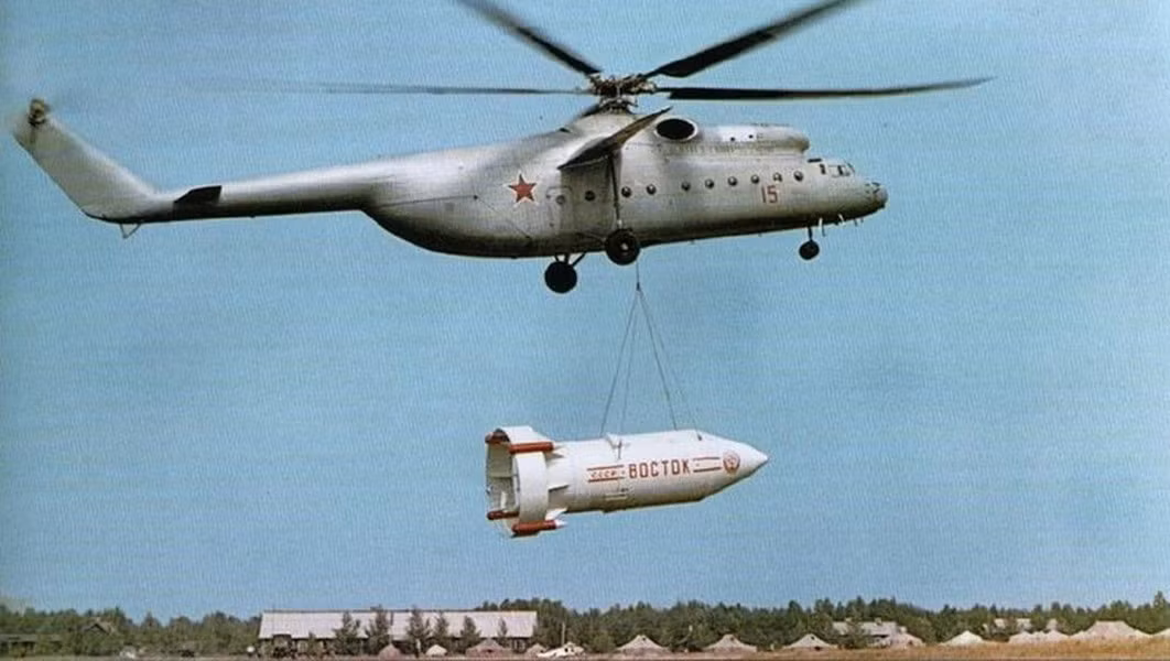 Hình ảnh trực thăng Mi-6 đang cẩu một quả bom lớn của quân đội Liên Xô.