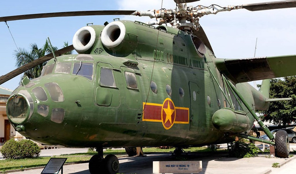 Dù nằm trong viện bảo tàng nhưng mỗi khi nhắc tới trực thăng khổng lồ Mi-6, những cựu phi công lái chúng vẫn tự hào vì chỉ ở Việt Nam mới dùng trực thăng này cẩu tiêm kích MiG-17, MiG-21.