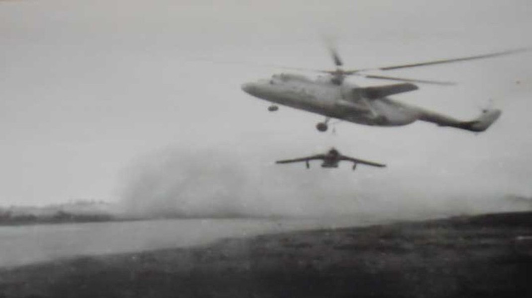 Hình ảnh trực thăng Mi-6 được quân đội Việt Nam dùng để cẩu tiêm kích MiG-19.