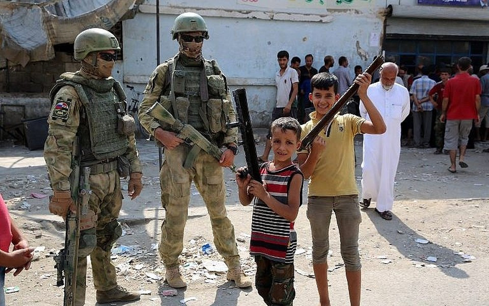 Nguồn tin cũng cho biết thêm, các công ty có tính chất kinh tế, chẳng hạn như Russtroygaz, hiện vẫn hoạt động ở Syria. Bên cạnh đó, các đơn vị Quân đội Nga tiếp tục sử dụng căn cứ không quân Hmeimim làm sở chỉ huy để thực hiện nhiệm vụ của mình.