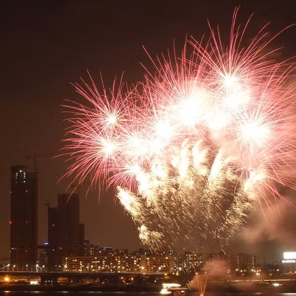Ờ Hàn Quốc, những màn pháo hoa hoành tráng cùng những bữa tiệc ngập tràn sắc màu đã diễn ra từ cách đây hàng tuần.
