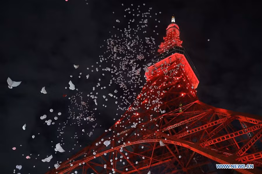 Còn ở Nhật Bản - quốc gia đã từ bỏ ăn Tết Âm lịch, Tháp truyền hình Tokyo vẫn được trang hoàng lộng lẫy để chào mừng ngày lễ này.