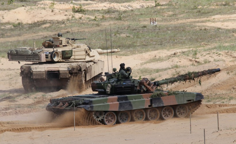 Tổng cộng đã có hàng chục bản PT-91 được ra đời trong suốt những năm 90 và đây đã từng là một trong những loại xe tăng khiến bản thân Moscow cũng phải dè chừng. Tới ngày nay, Quân đội Ba Lan vẫn còn đang sở hữu hơn 200 xe tăng PT-91 loại này. Trong quá khứ, Ba Lan cũng từng xuất khẩu 48 chiếc PT-91 ra nước ngoài và người nhận là Malaysia. Nguồn ảnh: Genuhik.