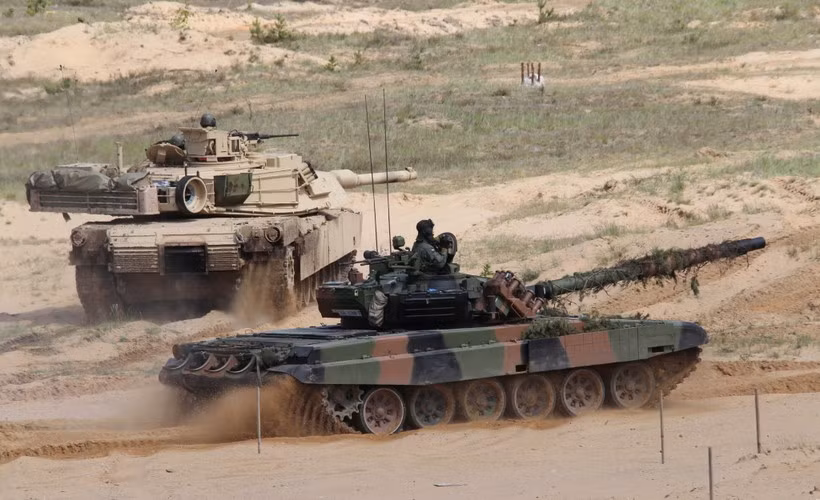 Tổng cộng đã có hàng chục bản PT-91 được ra đời trong suốt những năm 90 và đây đã từng là một trong những loại xe tăng khiến bản thân Moscow cũng phải dè chừng. Tới ngày nay, Quân đội Ba Lan vẫn còn đang sở hữu hơn 200 xe tăng PT-91 loại này. Trong quá khứ, Ba Lan cũng từng xuất khẩu 48 chiếc PT-91 ra nước ngoài và người nhận là Malaysia. Nguồn ảnh: Genuhik.